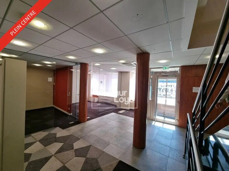 Local commercial dans Brie-Comte-Robert à louer - Photo de l’immeuble – Image 1 sur 7