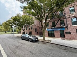 887 Crotona Pky N, Bronx, NY à louer Photo de l’immeuble– Image 2 sur 3