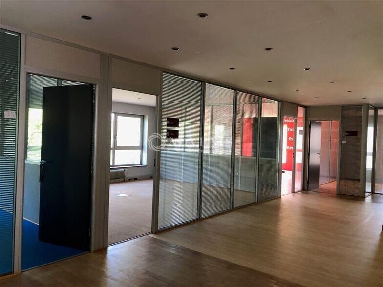 Bureau dans Voisins-le-Bretonneux à vendre - Photo intérieure – Image 2 sur 5