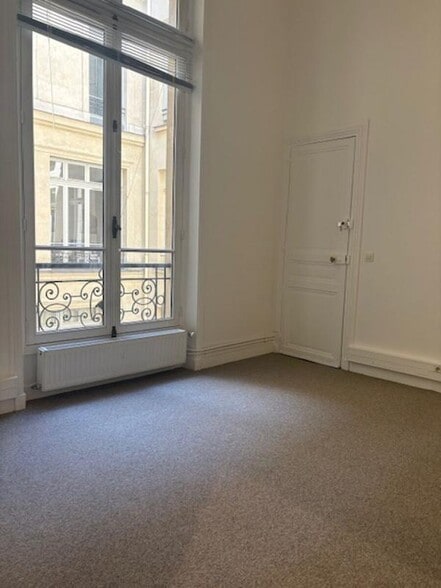 57 Rue Pierre Charron, Paris à louer - Photo de l’immeuble – Image 2 sur 6