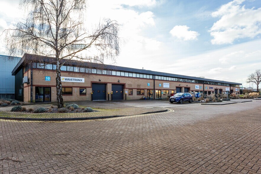 Newton Rd, Crawley à louer - Photo de l’immeuble – Image 3 sur 14