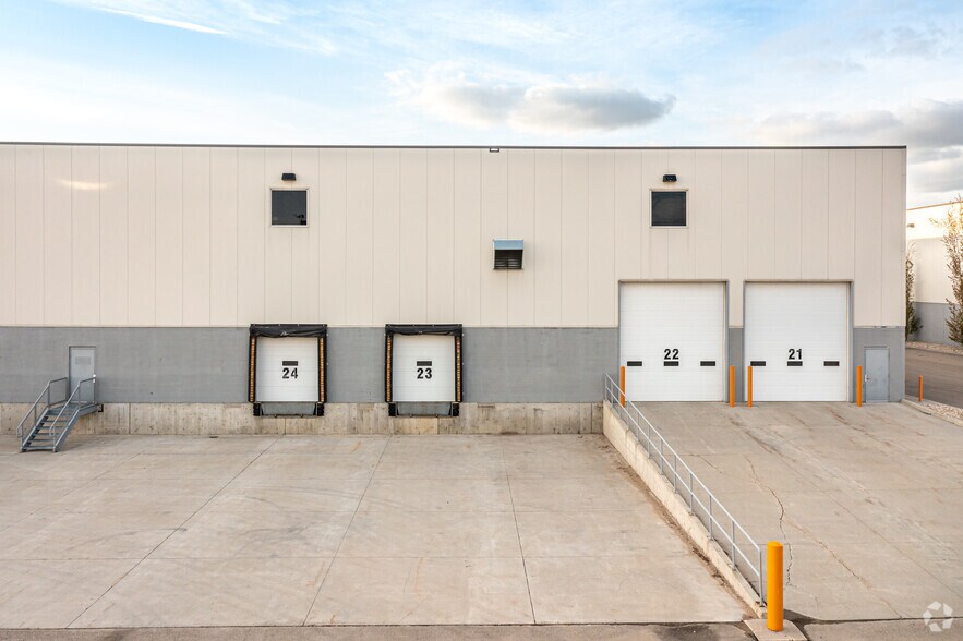 6340-6356 Roper Rd NW, Edmonton, AB à louer - Photo de l’immeuble – Image 2 sur 11