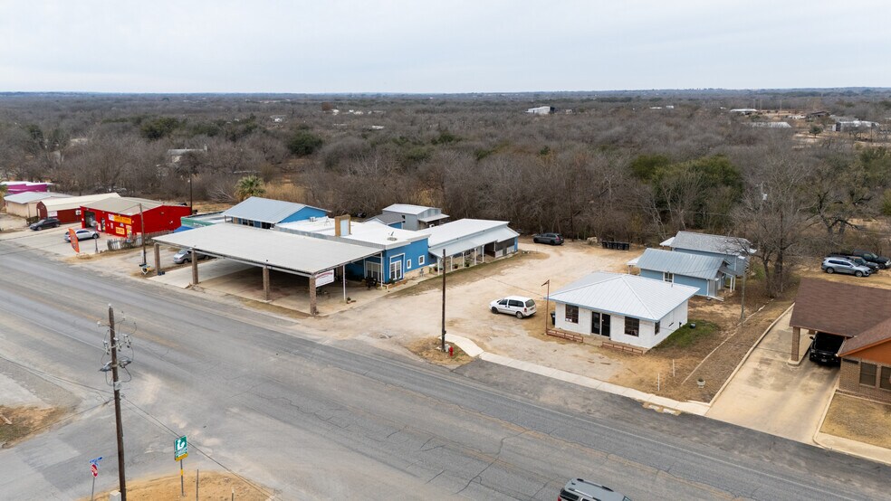 1911 State Hwy 132, Natalia, TX à vendre - Photo de l’immeuble – Image 2 sur 36