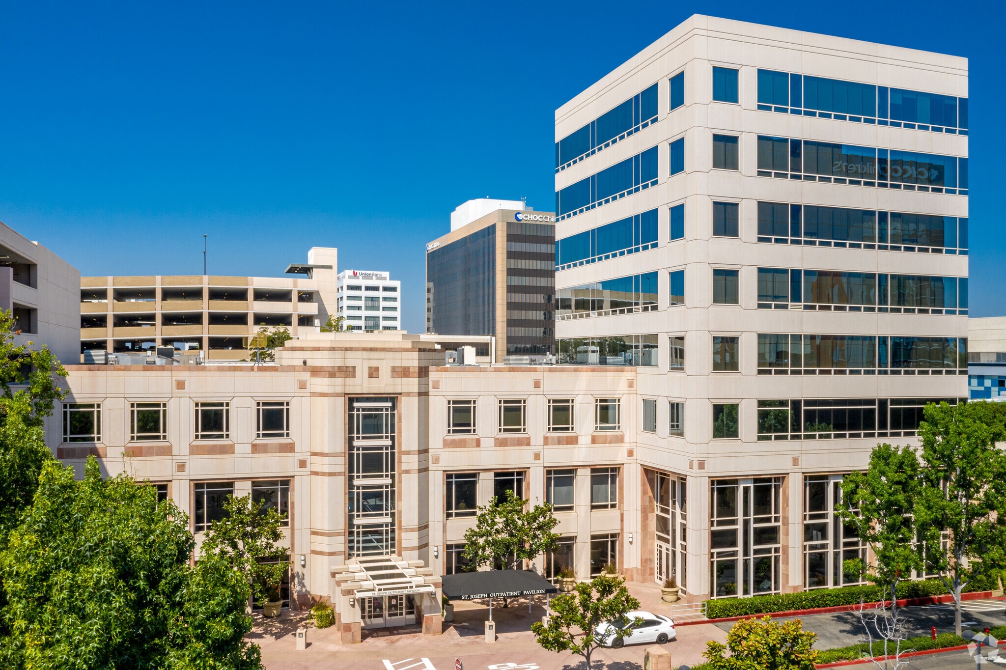 1140 W La Veta Ave, Orange, CA à louer Photo principale– Image 1 sur 12