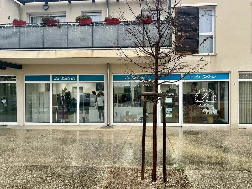 Local commercial dans Velleron à louer Photo de l’immeuble– Image 1 sur 5