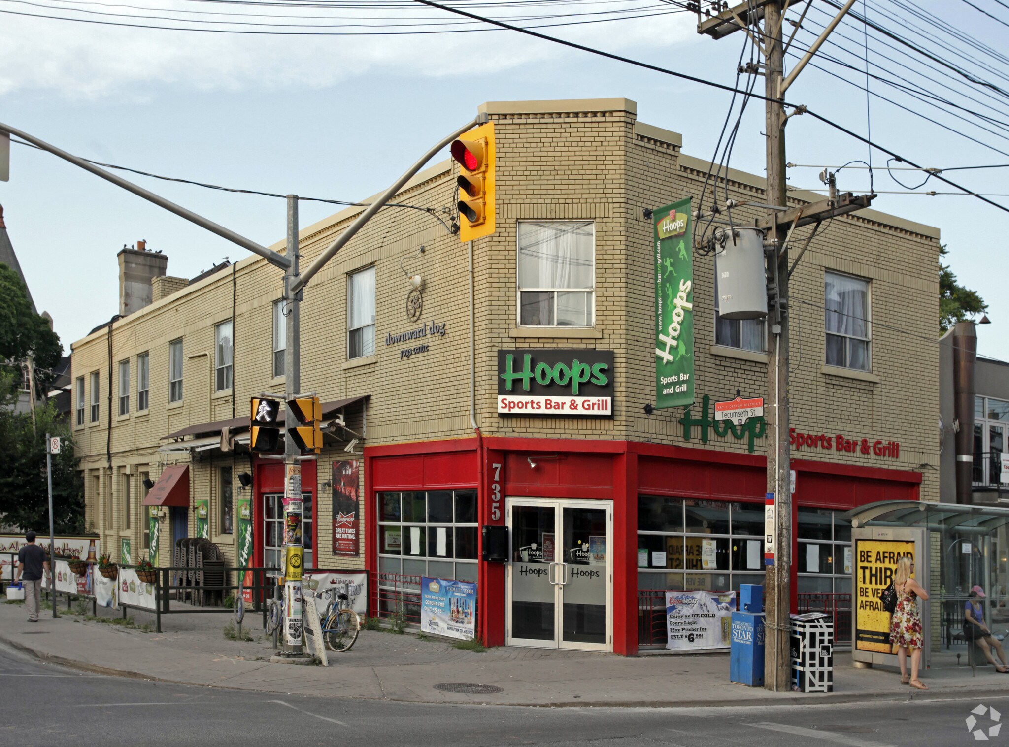 735-739 Queen St W, Toronto, ON à louer Photo principale– Image 1 sur 5