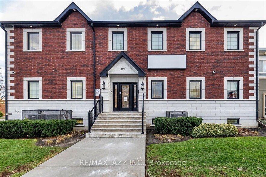 193 King St E, Oshawa, ON à vendre - Photo principale – Image 1 sur 9