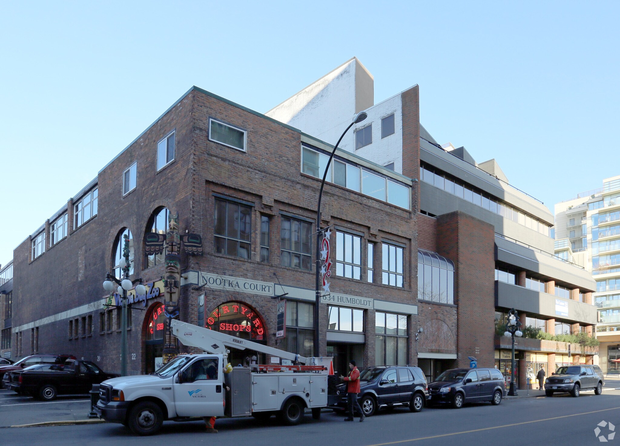 808 Douglas St, Victoria, BC à louer Photo de l’immeuble– Image 1 sur 4