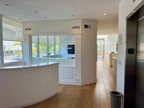 4250 Wilshire Blvd, Los Angeles, CA à louer Photo intérieure– Image 2 sur 11