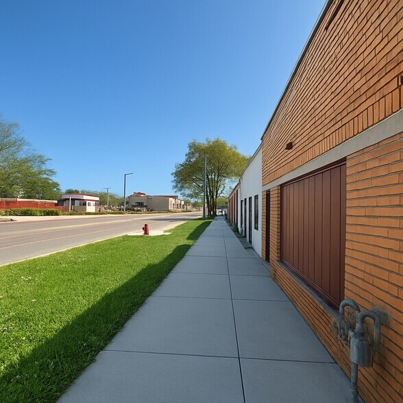 17156 E Warren Ave, Detroit, MI à vendre - Photo de l’immeuble – Image 3 sur 9