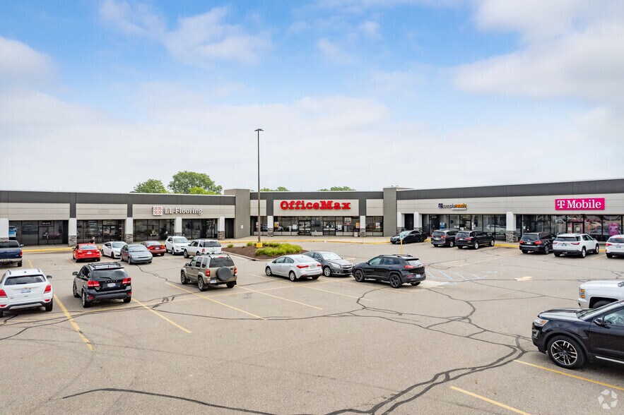 340-500 East Edgewood Blvd, Lansing, MI à louer - Photo de l’immeuble – Image 3 sur 5