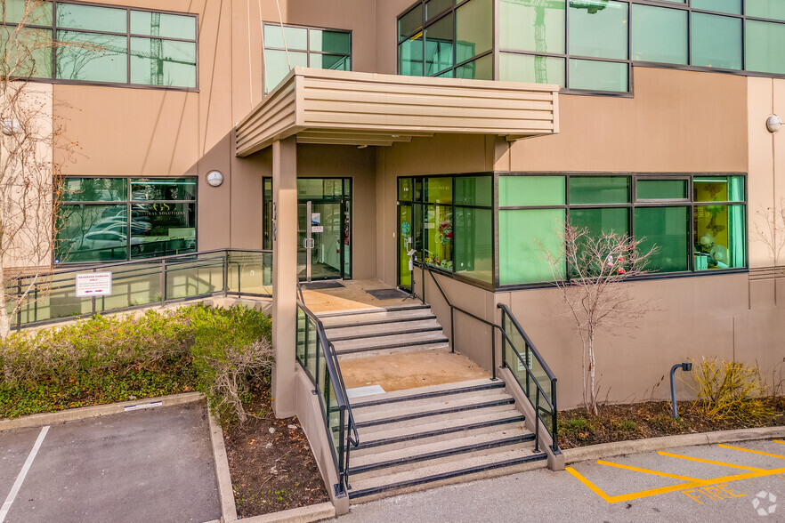 38 Fell Ave, North Vancouver, BC à louer - Photo de l’immeuble – Image 3 sur 7