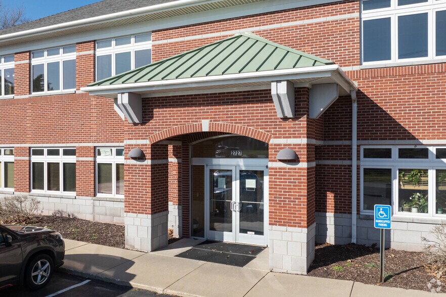 2727 E Beltline Ave NE, Grand Rapids, MI à louer - Photo de l’immeuble – Image 2 sur 5