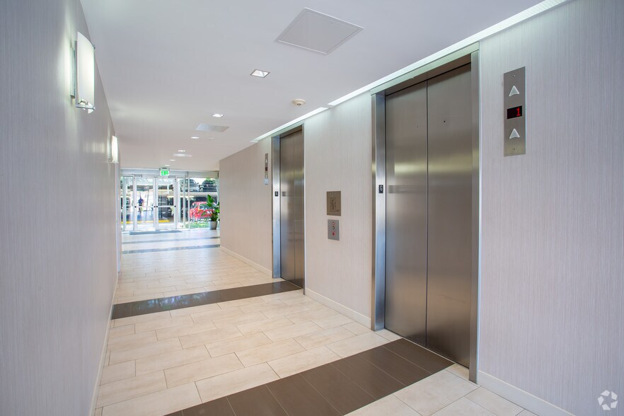 1112 E Copeland Rd, Arlington, TX à louer - Hall d’entrée – Image 2 sur 11