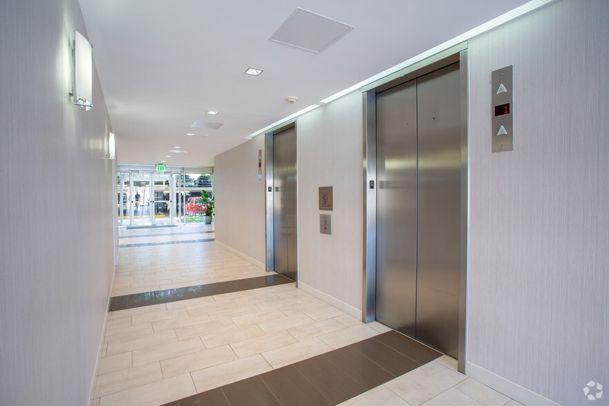 1112 E Copeland Rd, Arlington, TX à louer - Hall d’entrée – Image 2 sur 12