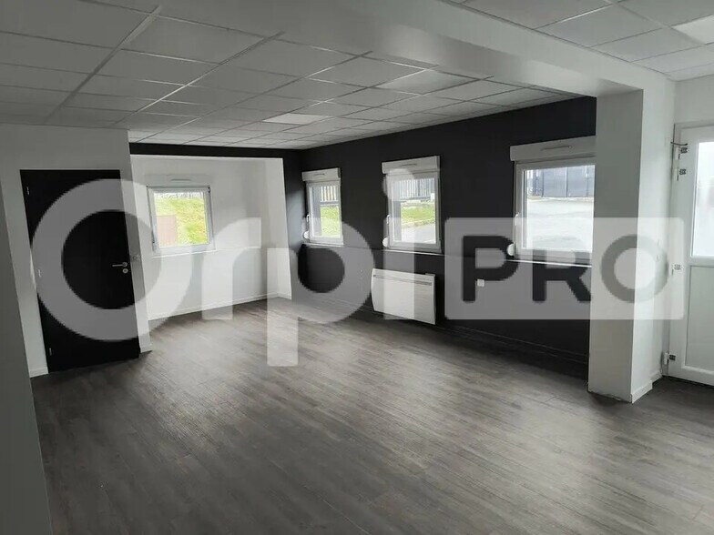 Local d’activités dans Cernay-lès-Reims à louer - Photo de l’immeuble – Image 3 sur 8