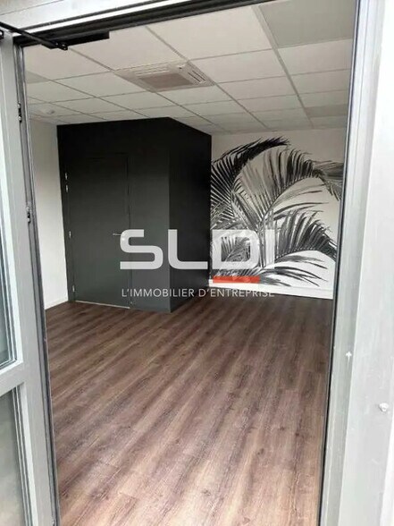 Local d’activités dans Bourgoin-Jallieu à louer - Photo de l’immeuble – Image 3 sur 21