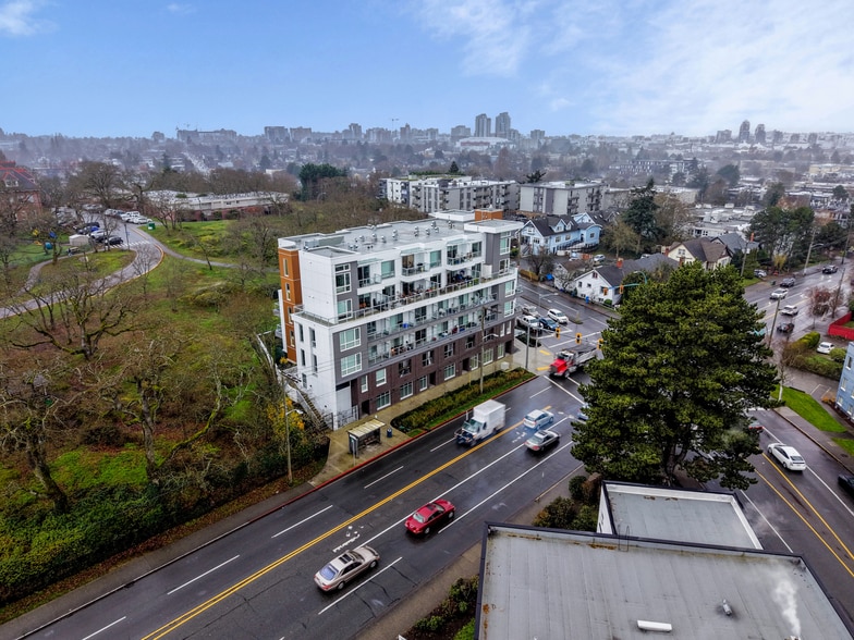 1301 Hillside Av, Victoria, BC à vendre - Aérien – Image 2 sur 2