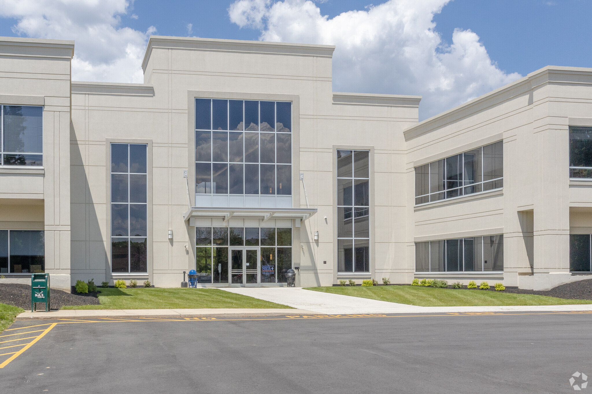 50 Millstone Rd, East Windsor, NJ à louer Photo principale– Image 1 sur 12