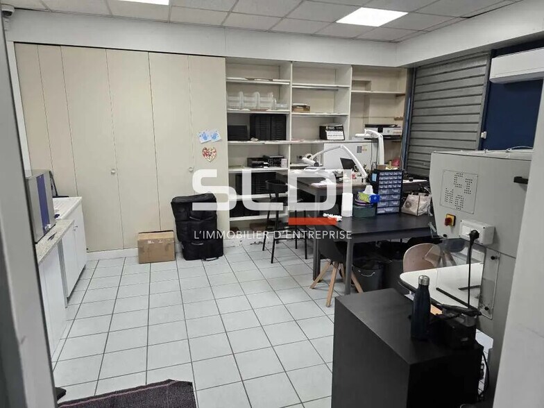 Bureau dans Saint-Genis-Laval à louer - Photo de l’immeuble – Image 3 sur 4