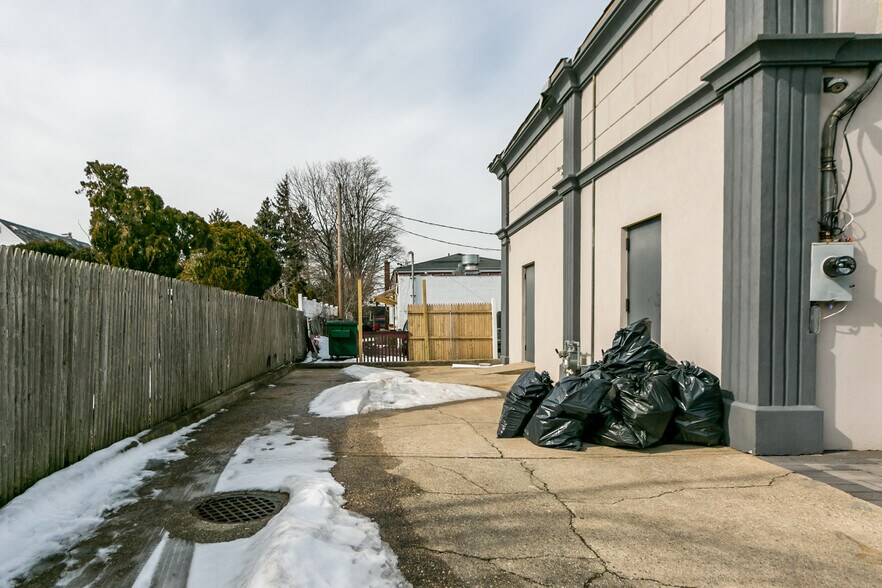 2242 Hempstead Tpke, East Meadow, NY à louer - Photo de l’immeuble – Image 3 sur 3