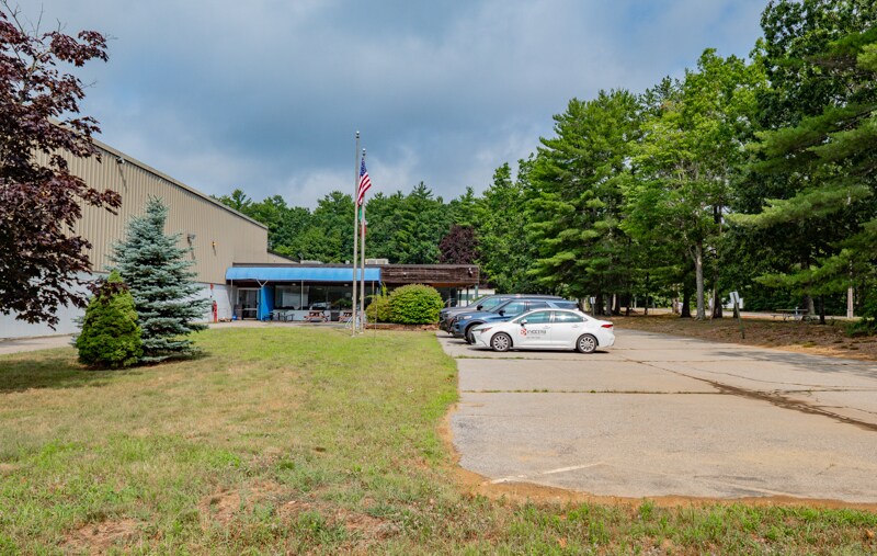 63 Community Dr, Sanford, ME à vendre - Photo de l’immeuble – Image 2 sur 35