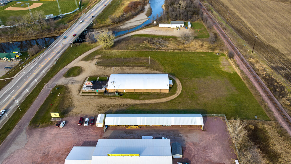 111 1st Ave S, Windom, MN à vendre - Photo de l’immeuble – Image 3 sur 34