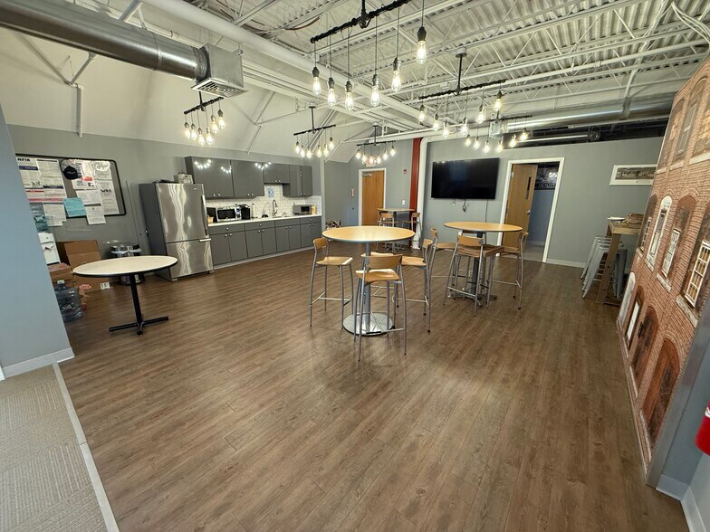 1075 Westford St, Lowell, MA à louer - Photo de l’immeuble – Image 2 sur 12