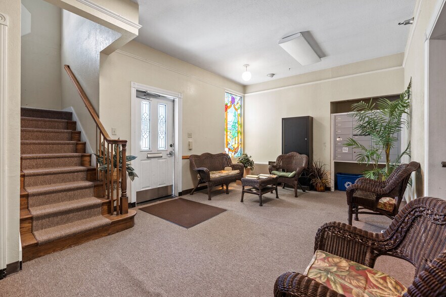 216 W Perkins St, Ukiah, CA à vendre - Hall d’entrée – Image 3 sur 11