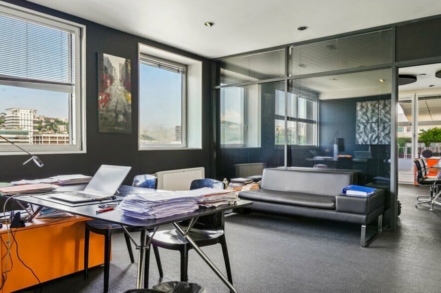 Bureau dans Lyon à vendre - Photo de l’immeuble – Image 3 sur 12
