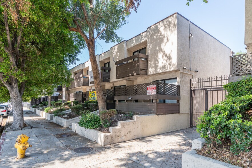 9929 Sepulveda Blvd, Mission Hills, CA à vendre - Photo principale – Image 3 sur 40