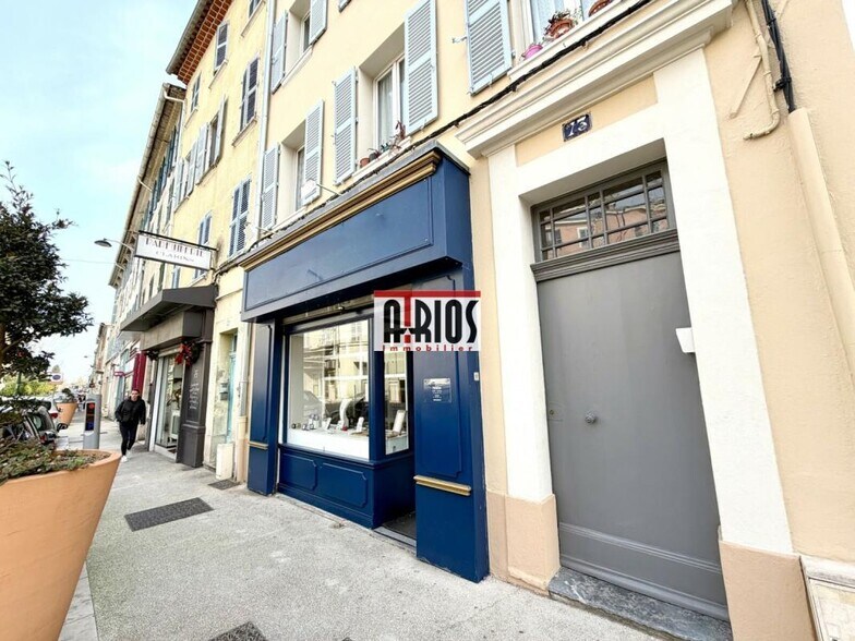 Local commercial dans Hyères à louer - Photo de l’immeuble – Image 1 sur 4