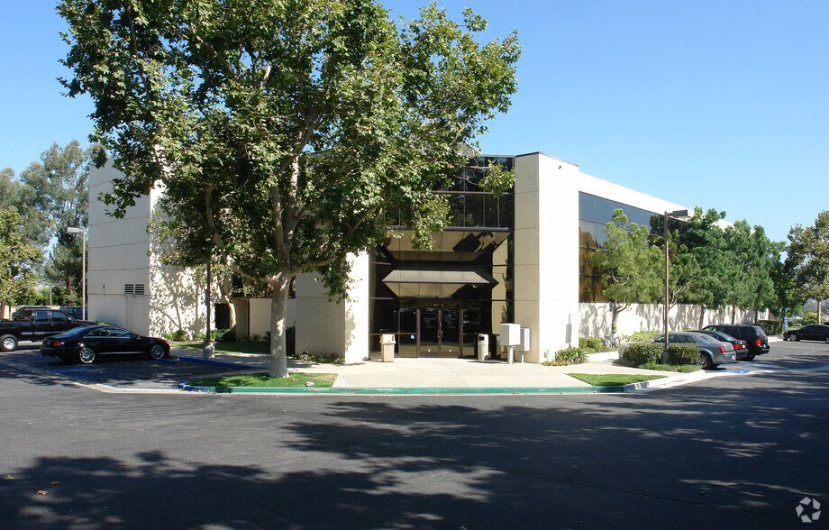 2750 Sycamore Dr, Simi Valley, CA à louer - Photo de l’immeuble – Image 2 sur 2