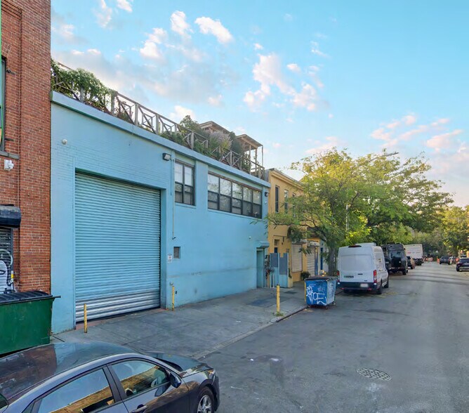 56 Dobbin St, Brooklyn, NY à louer - Photo de l’immeuble – Image 2 sur 3