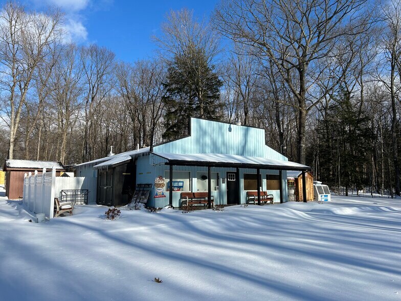 8294 Deadstream Rd, Honor, MI à vendre - Photo de l’immeuble – Image 3 sur 7