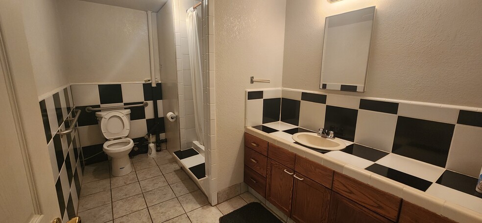 1237 N Blackstone Ave, Fresno, CA à louer - Photo de l’immeuble – Image 3 sur 4