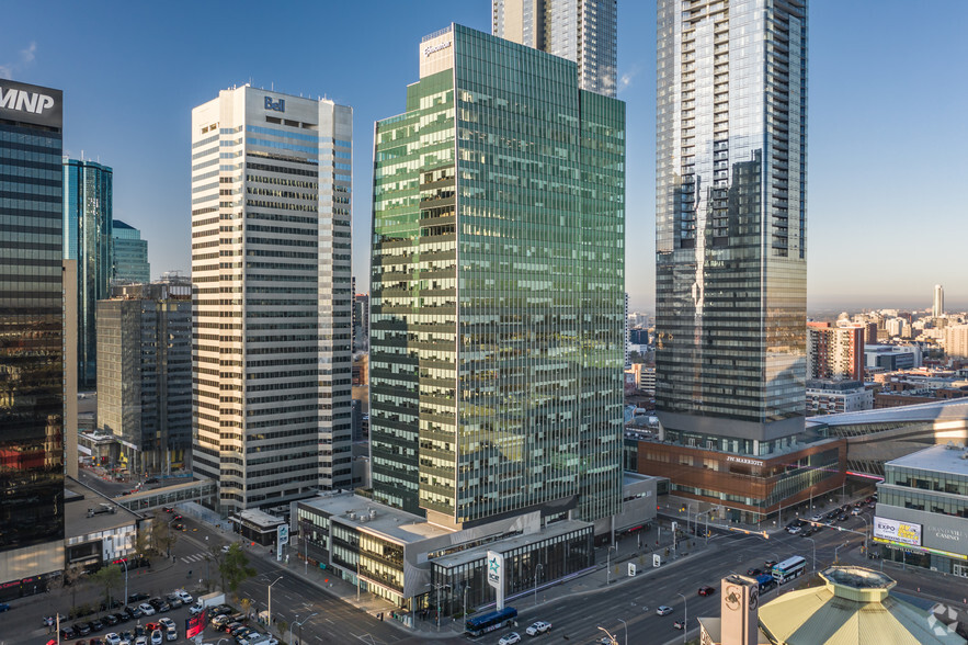 10111 104th Ave NW, Edmonton, AB à louer - Photo de l’immeuble – Image 1 sur 5