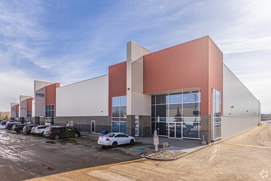 5613-5645 70 St NW, Edmonton, AB à louer - Photo de l’immeuble – Image 1 sur 4