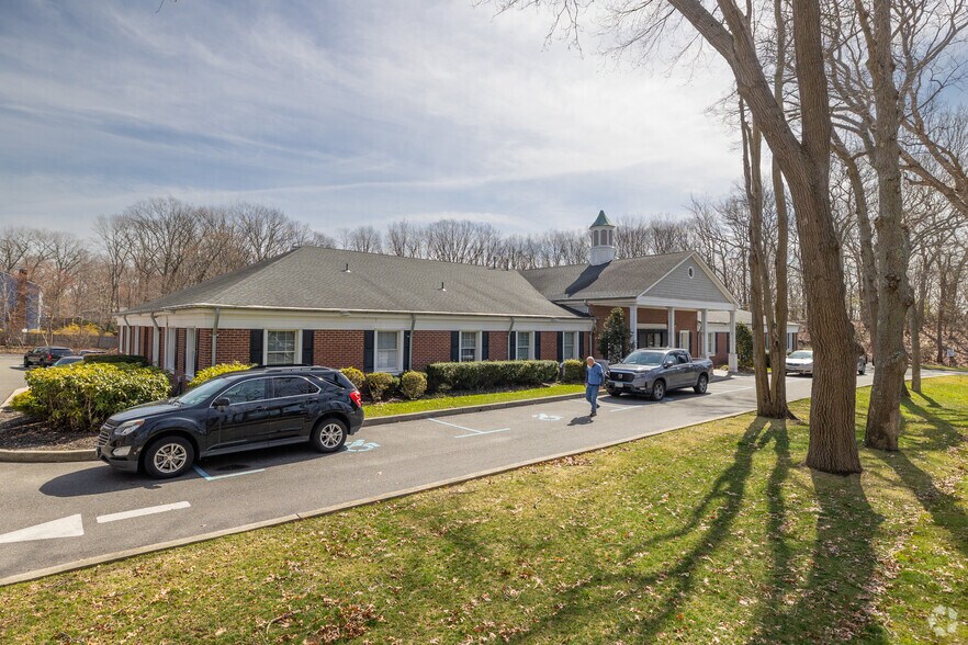 635 Belle Terre Rd, Port Jefferson, NY à vendre - Photo de l’immeuble – Image 2 sur 6