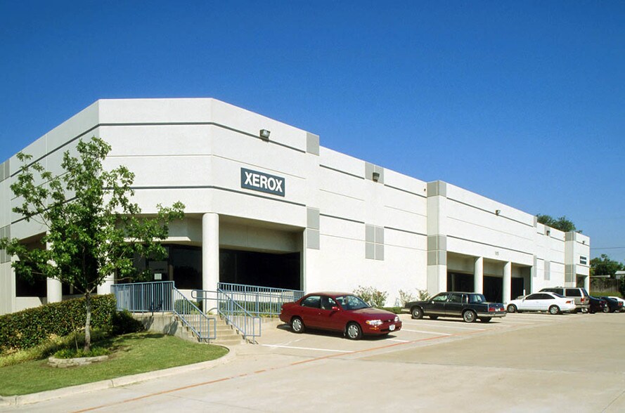 1125 N Union Bower Rd, Irving, TX à louer - Photo de l’immeuble – Image 3 sur 12