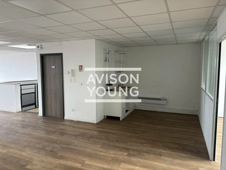 Local d’activités dans Saint-Denis à louer - Photo intérieure – Image 3 sur 9