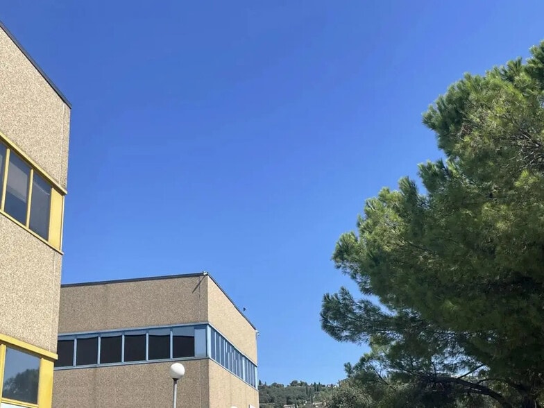 Bureau dans Grasse à louer - Photo de l’immeuble – Image 3 sur 7