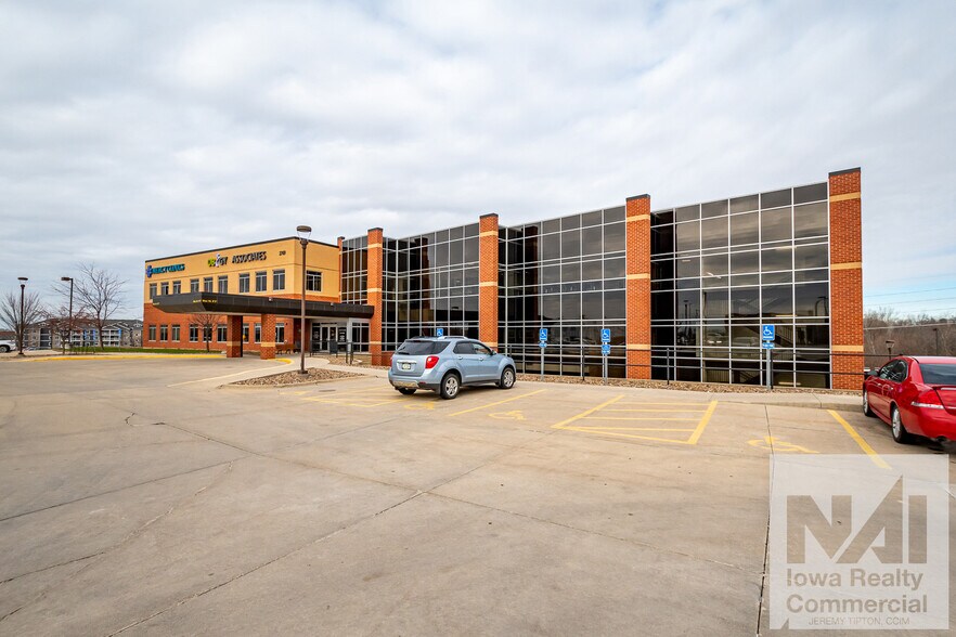 2769 Heartland Dr, Coralville, IA à louer - Photo de l’immeuble – Image 1 sur 11