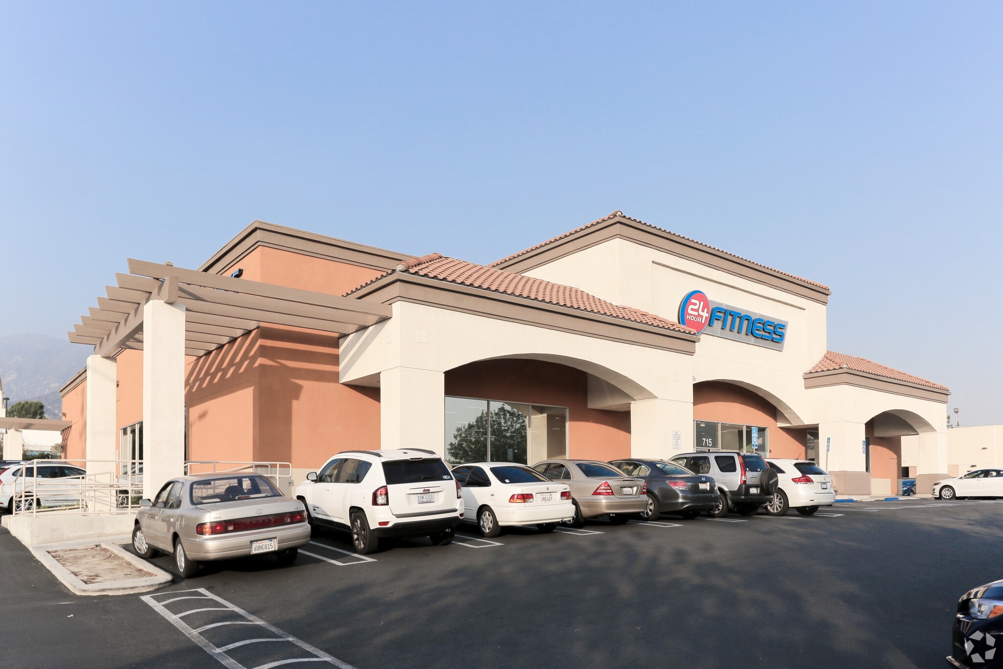 715 E Huntington Dr, Monrovia, CA à louer Photo principale– Image 1 sur 4