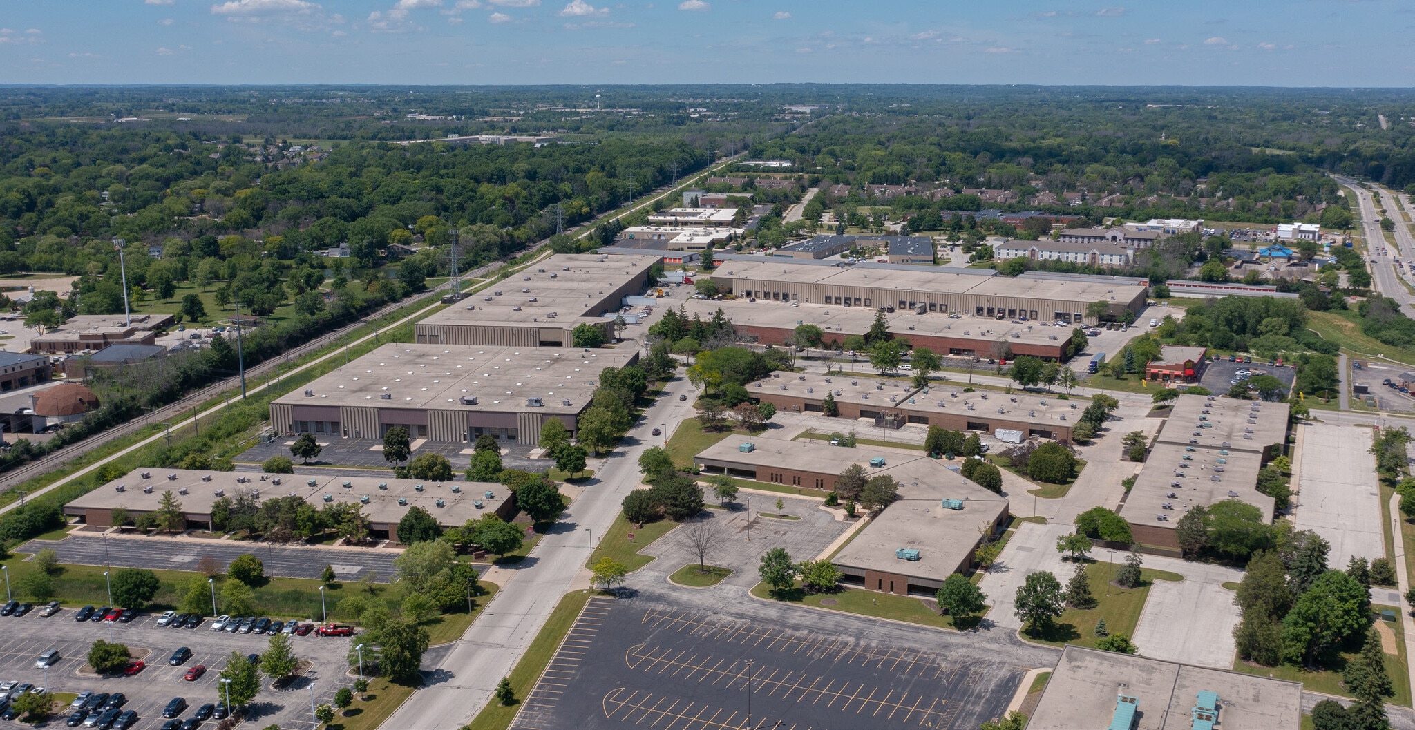 9011-9045 N Deerwood Dr, Brown Deer, WI à louer Photo de l’immeuble– Image 1 sur 1