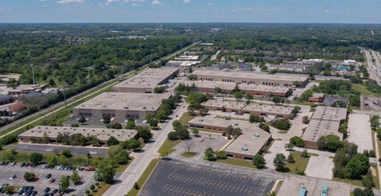 9011-9045 N Deerwood Dr, Brown Deer, WI à louer Photo de l’immeuble– Image 1 sur 1