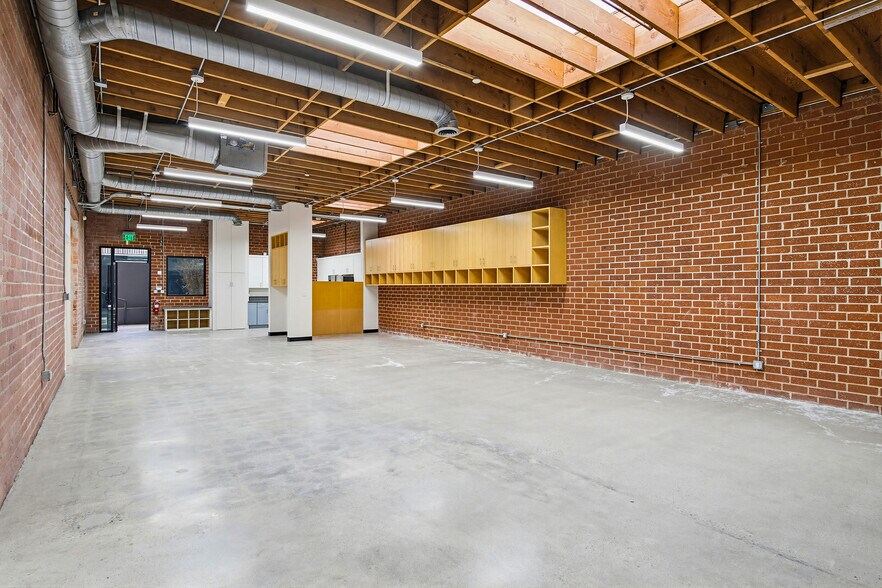 2558 Overland Ave, Los Angeles, CA à louer - Photo de l’immeuble – Image 3 sur 10
