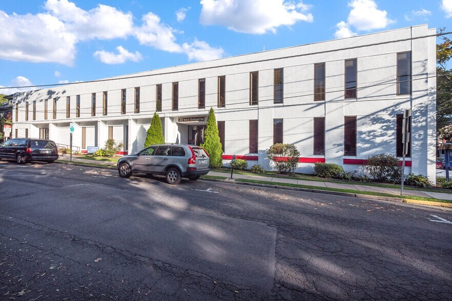 70 W Oakland Ave, Doylestown, PA à louer - Photo de l’immeuble – Image 1 sur 6