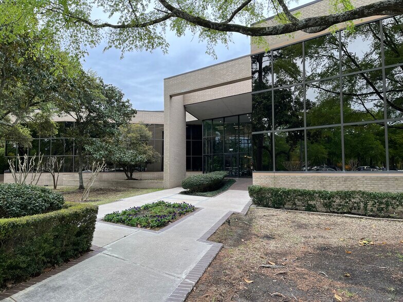 800 Rockmead Dr, Kingwood, TX à louer - Photo principale – Image 1 sur 15