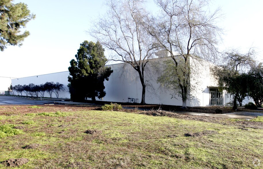 700 E Continental Ave, Tulare, CA à louer - Photo de l’immeuble – Image 2 sur 5